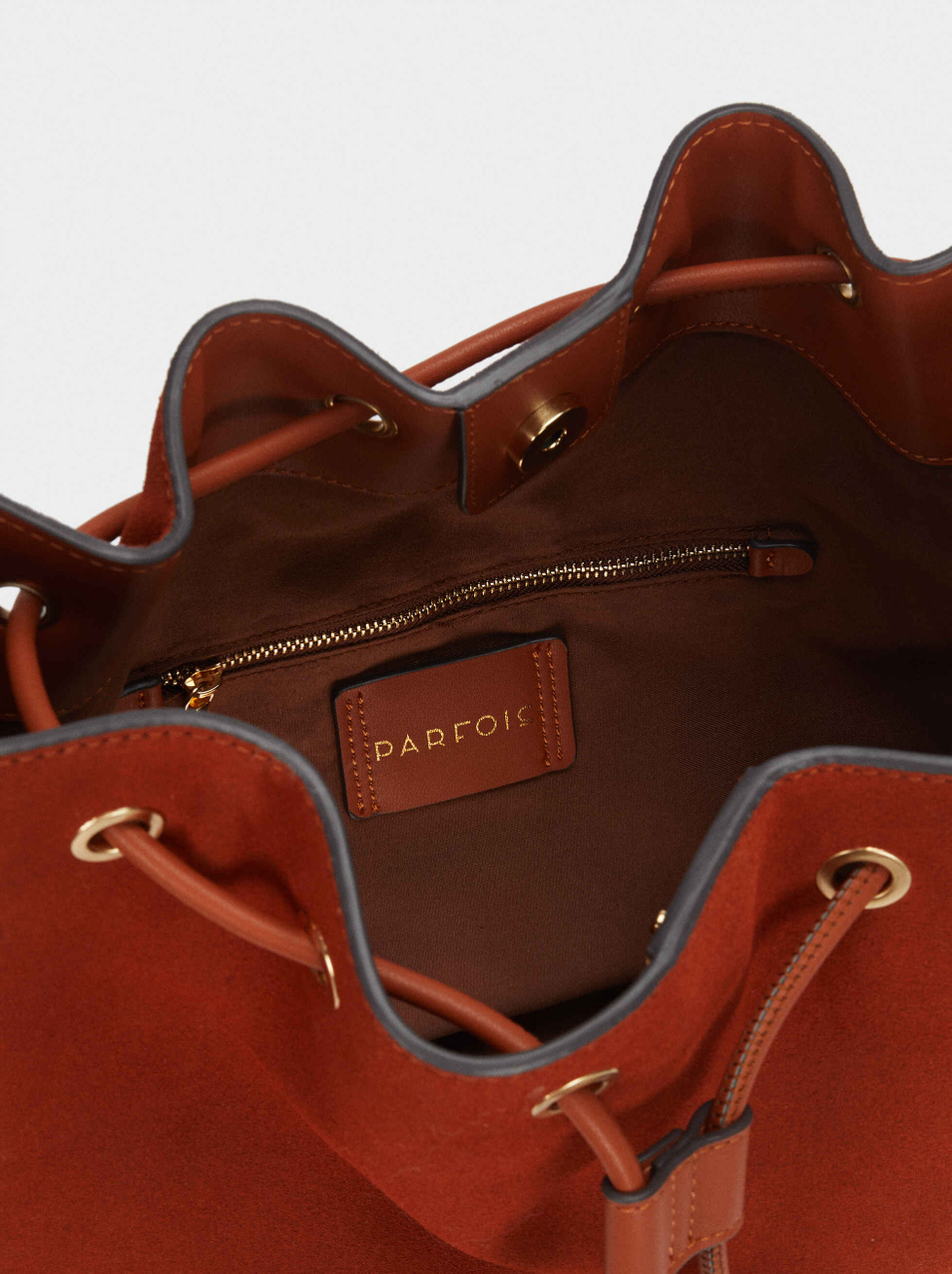 Parfois Замшевая сумка через плечо с контрастными деталями (цвет ), артикул 180315 | Фото 5