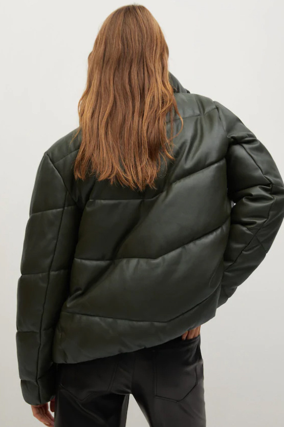 Женский Mango Стеганая куртка ZIG из экокожи (цвет ), артикул 77019403 | Фото 3
