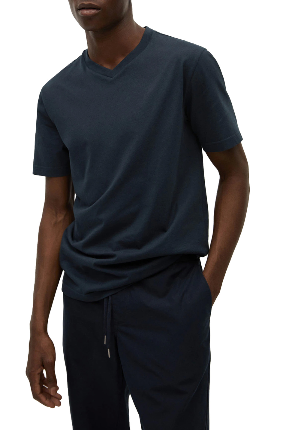 Мужской Mango Man Базовая футболка CHELSEA с V-образным вырезом (цвет ), артикул 17091086 | Фото 3
