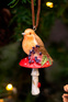 Gisela Graham Елочная игрушка "Снегирь на мухоморе" 8 см, в ассортименте ( цвет), артикул 13678 | Фото 3