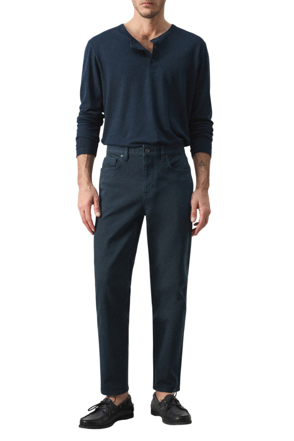 Мужской Mango Man Джинсы BENC однотонные (цвет ), артикул 27075940 | Фото 2