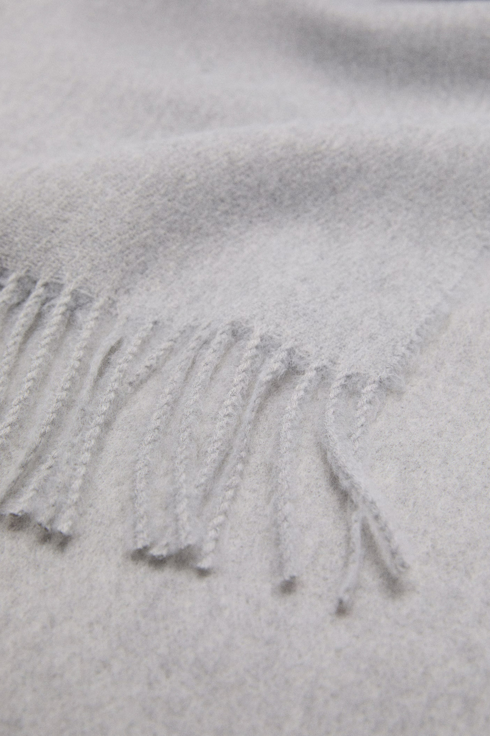 Шарф SWEET с бахромой по краю|Основной цвет:Серый Женский Mango Шарф SWEET с бахромой по краю (цвет ), артикул 17095145 | Фото 2