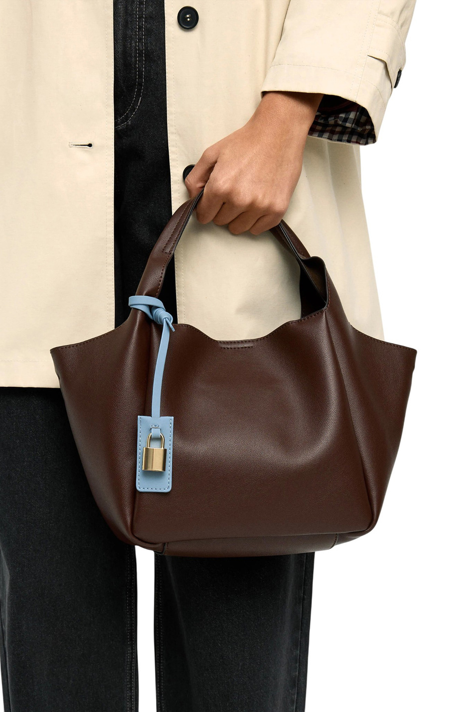 Женский Parfois Сумка-шопер с подвеской (цвет ), артикул 241281 | Фото 5