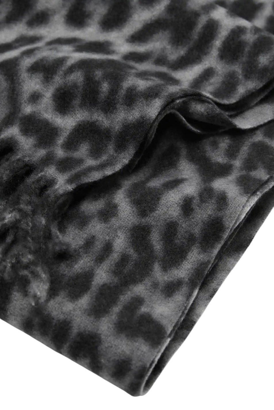 Шарф LEOPARDA с принтом|Основной цвет:Серый Женский Mango Шарф LEOPARDA с принтом (цвет ), артикул 17037894 | Фото 2