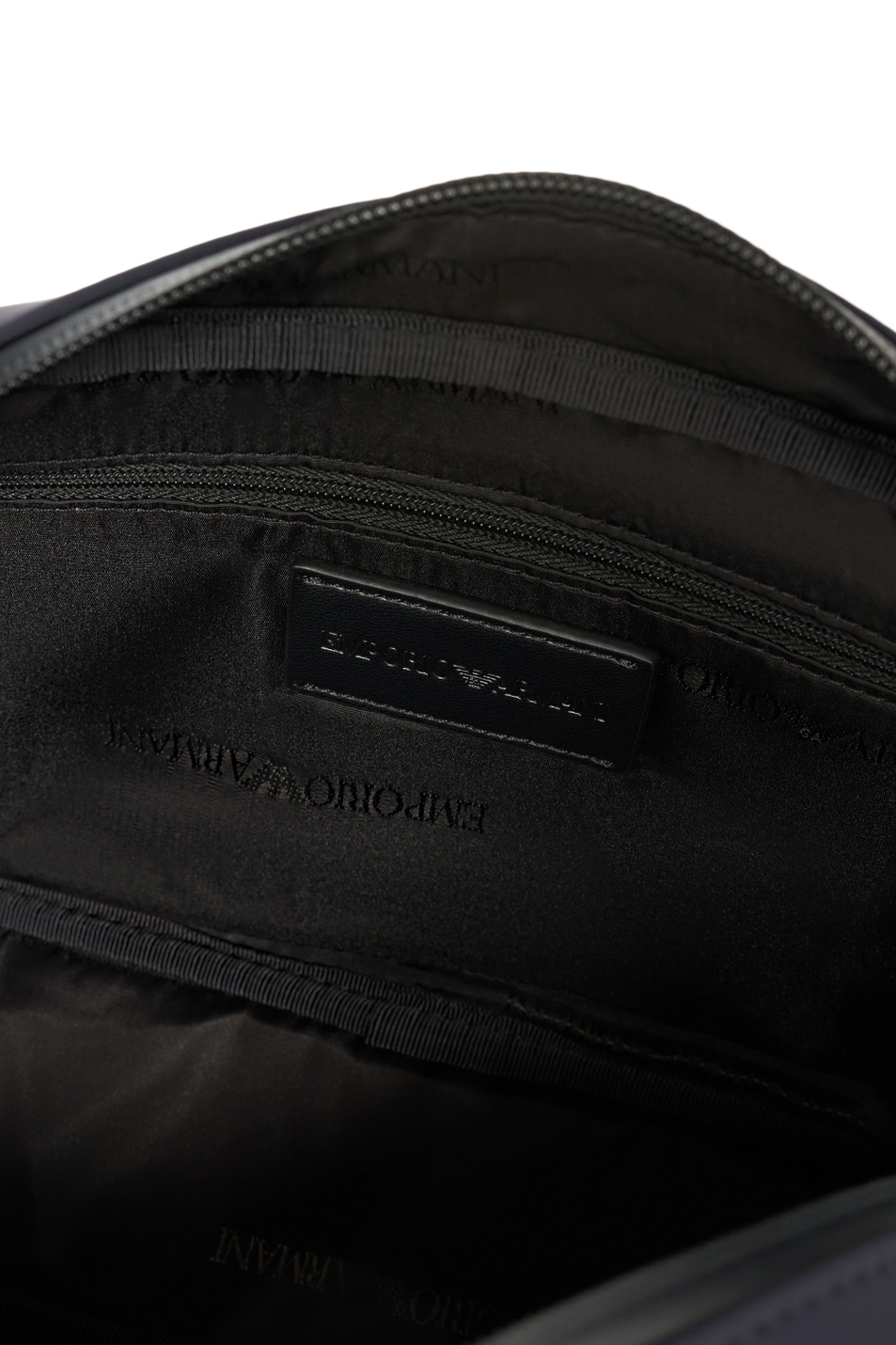 Косметичка однотонная с логотипом|Основной цвет:Синий Мужской Emporio Armani Косметичка однотонная с логотипом (цвет ), артикул EM000090-AF13772 | Фото 5