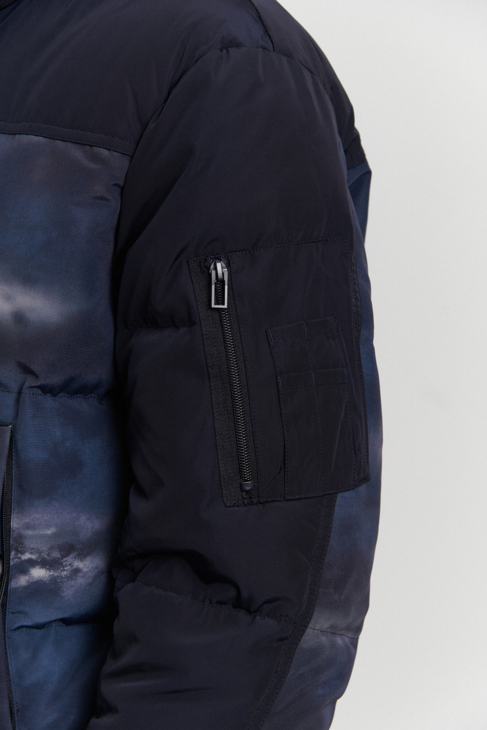 Emporio Armani Утепленная куртка из двухцветного нейлона с принтом Cloud Storm (цвет ), артикул 6H1BF8-1NLPZ | Фото 9