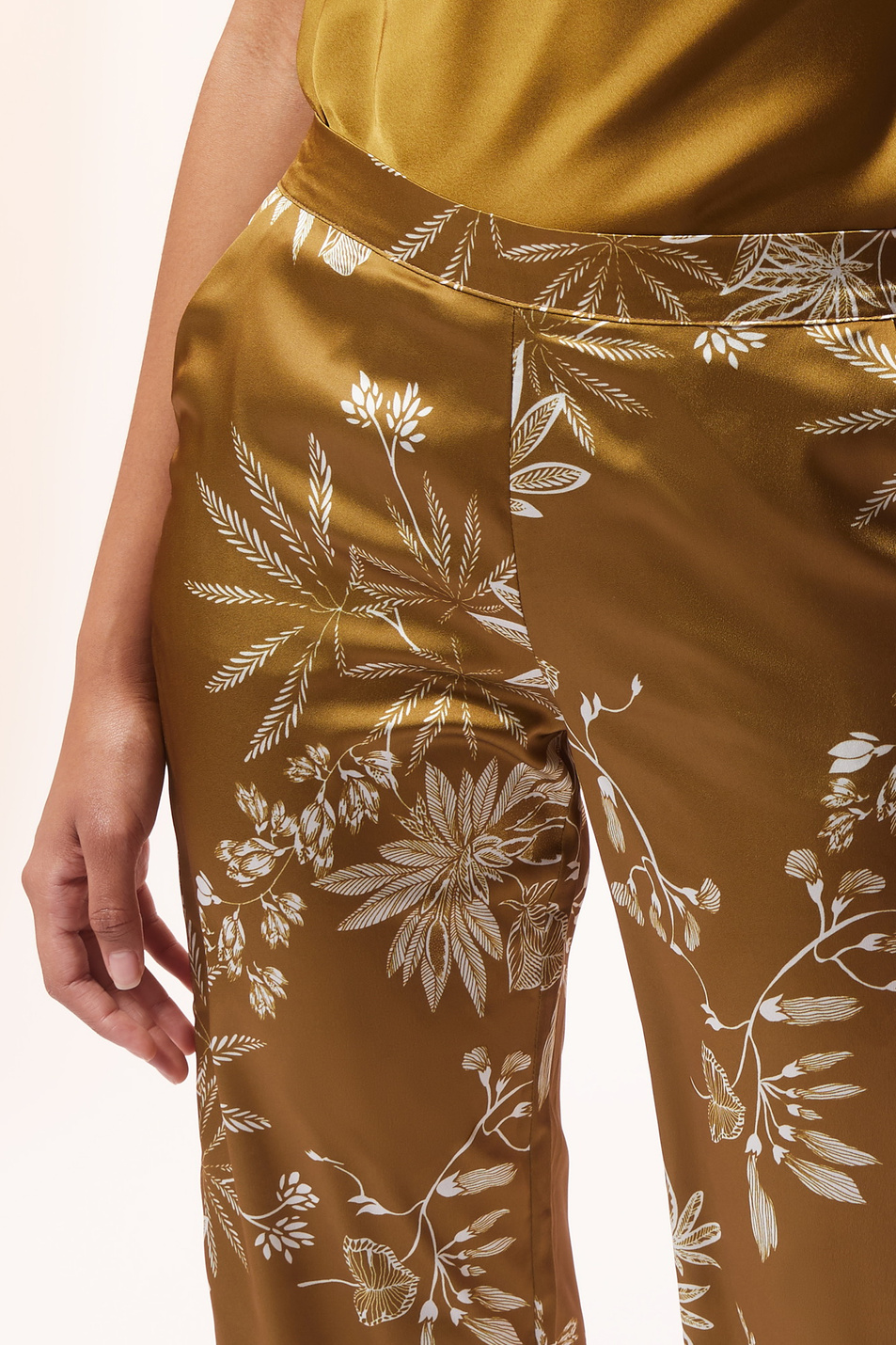 Etam Атласные брюки ERBAL с тропическим принтом (цвет ), артикул 6523983 | Фото 4