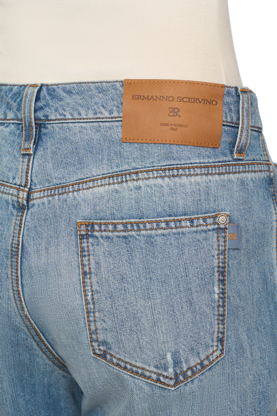 Женский ERMANNO SCERVINO Джинсы с эффектом потертости (цвет ), артикул D487P306GKW | Фото 6