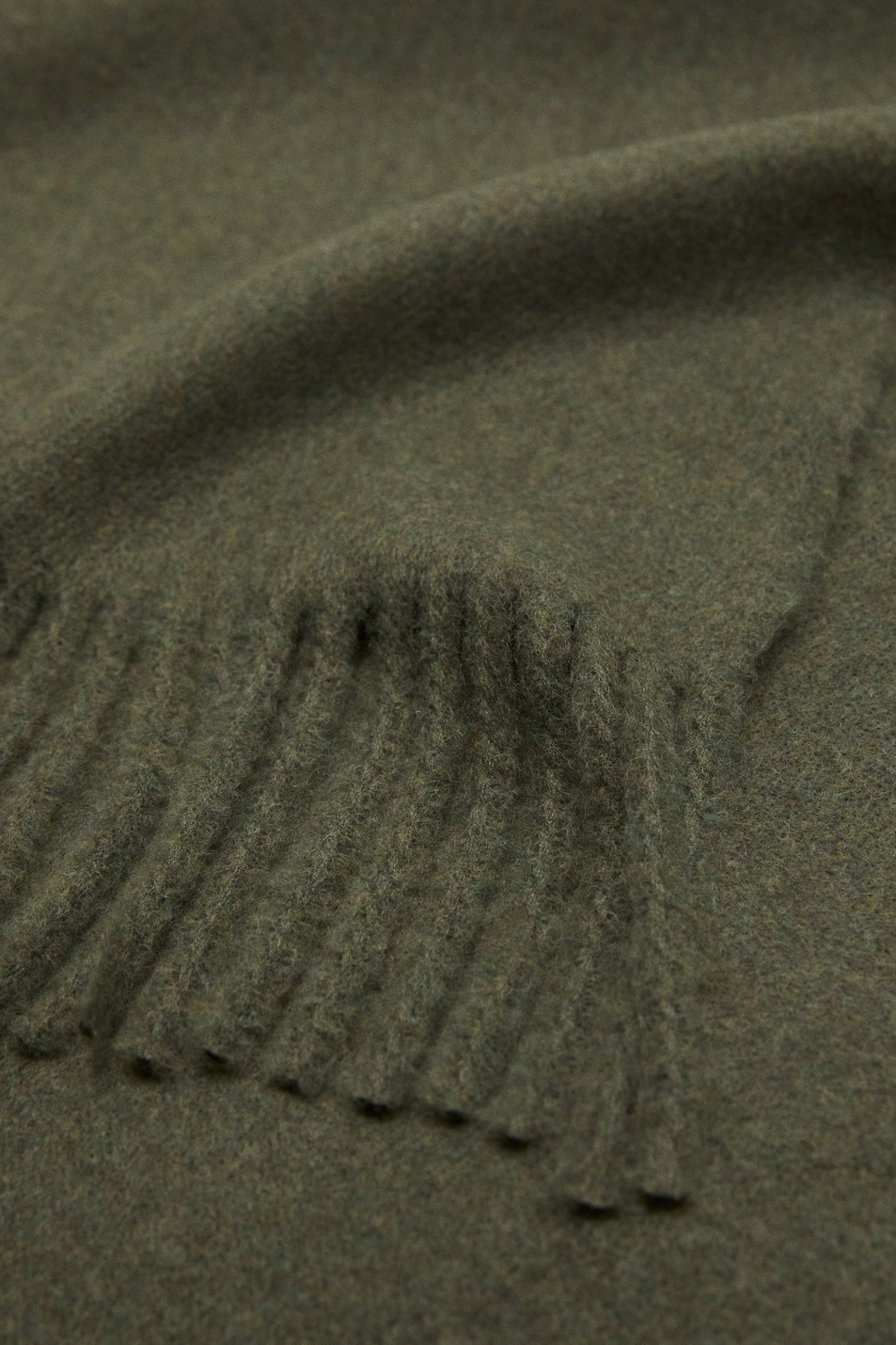 Шарф SWEET с бахромой по краю|Основной цвет:Хаки Женский Mango Шарф SWEET с бахромой по краю (цвет ), артикул 17095145 | Фото 2