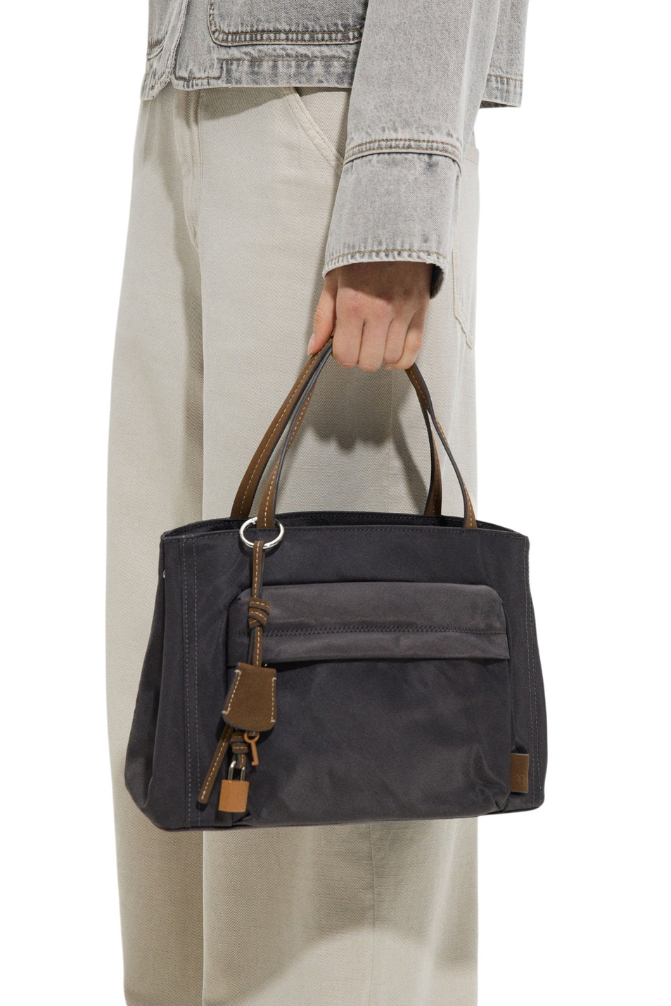 Женский Parfois Сумка-тоут нейлоновая с подвеской (цвет ), артикул 246529 | Фото 5