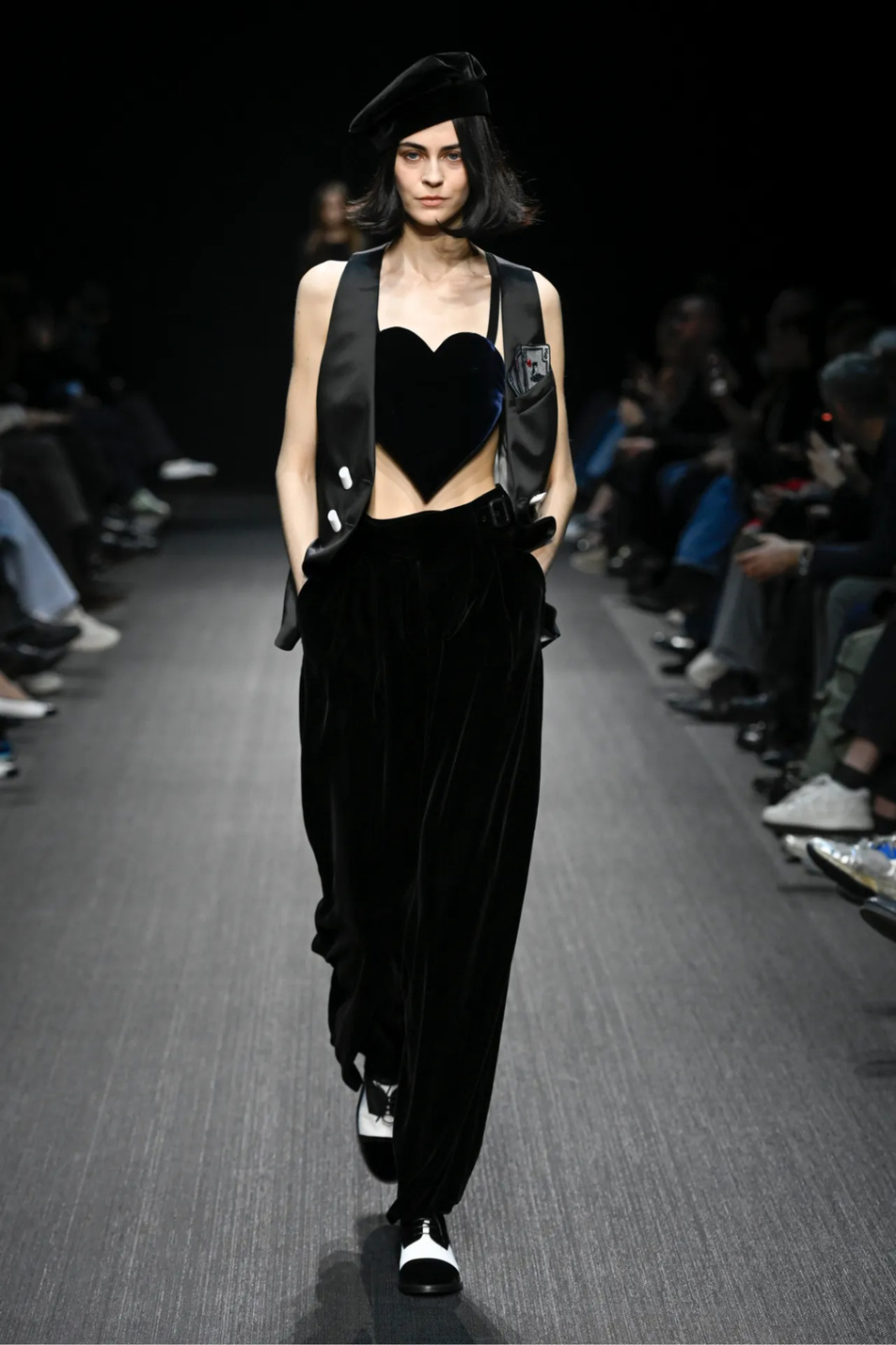 Берет однотонный|Основной цвет:Черный Женский Emporio Armani Берет однотонный (цвет ), артикул EW003234-AF20226 | Фото 4