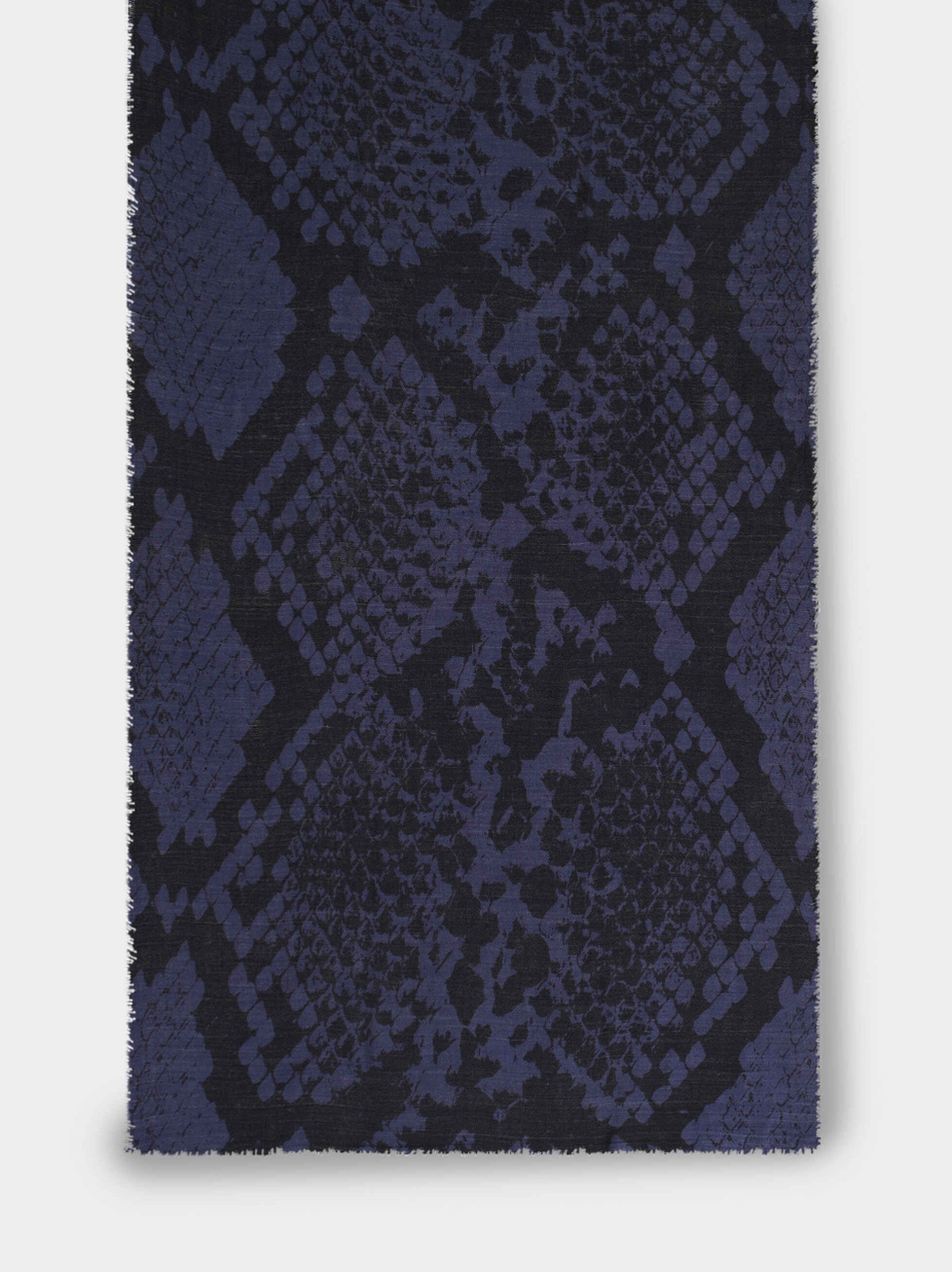 Женский Parfois Макси-шарф со змеиным принтом (цвет ), артикул 181300 | Фото 2