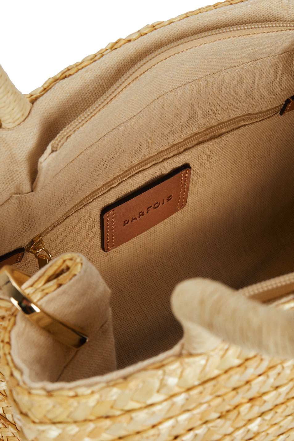 Parfois Фактурная сумка через плечо из рафии с подвесками (цвет ), артикул 185880 | Фото 4
