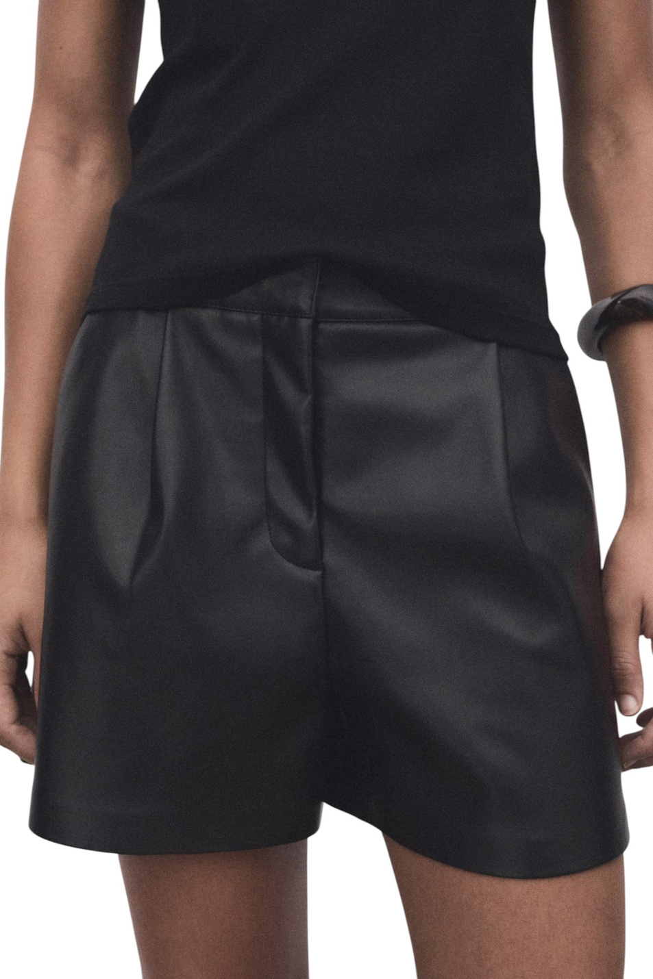 Женский Mango Шорты ANNA из искусственной кожи (цвет ), артикул 17035168 | Фото 3