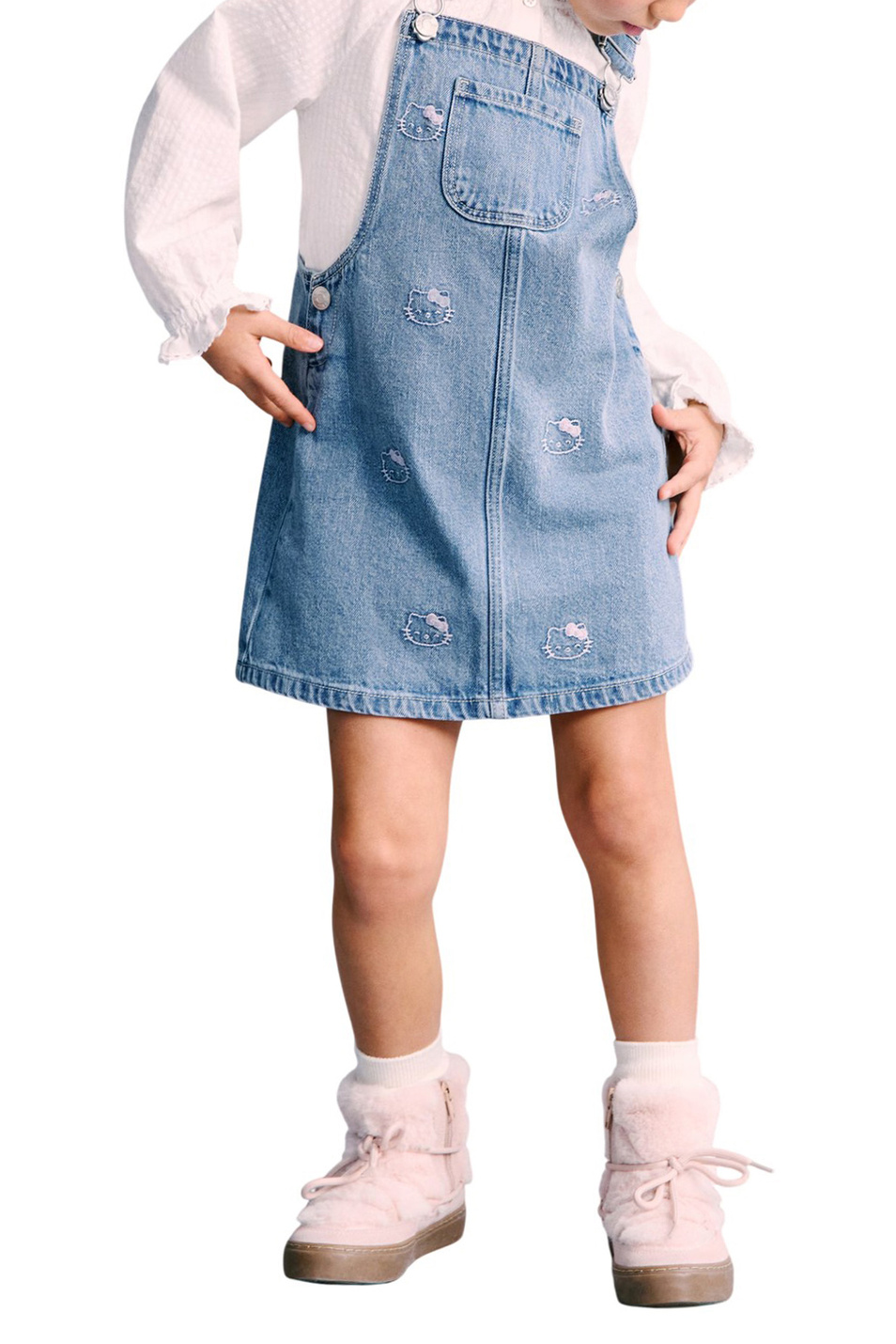 Девочкам Mango Kids Сарафан джинсовый KITTYP с вышивкой (цвет ), артикул 27041232 | Фото 2