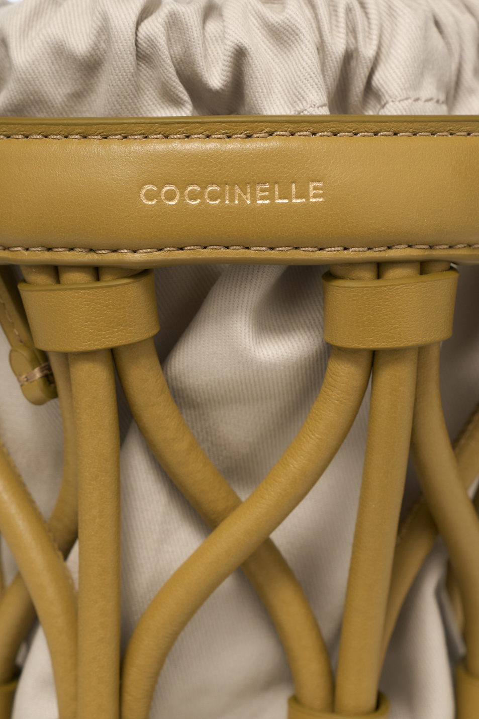 Сумка KOI из натуральной кожи|Основной цвет:Бежевый Женский Coccinelle Сумка KOI из натуральной кожи (цвет ), артикул E1U2P230101 | Фото 4