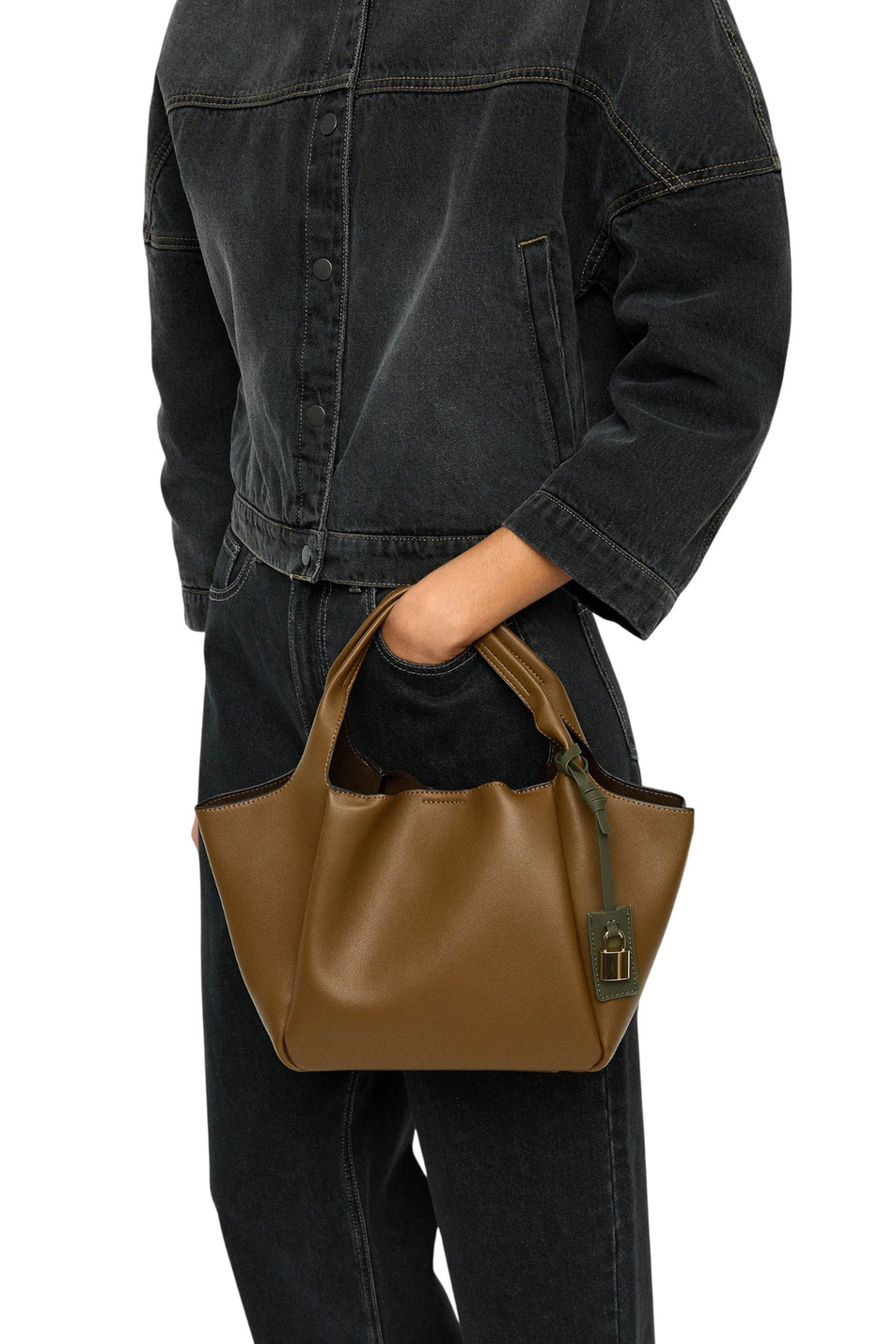 Женский Parfois Сумка-шопер с подвеской (цвет ), артикул 241281 | Фото 5